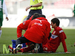 1. Bundesliga Herren, 25.Spieltag im Gottlieb-Daimler-Stadion, VfB Stuttgart - VFL Wolfsburg, Mario GOMEZ (re, Stuttgart) wird behandelt, er hat sich das Knie verletzt, Bänderriss.