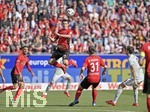 30.03.2019, Fussball 1. Bundesliga 2018/2019, 27. Spieltag, SC Freiburg - FC Bayern Mnchen, im Schwarzwald-Stadion Freiburg. Nicolas Hfler (mitte, Freiburg) Kopfball.

 
