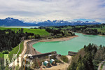 26.04.2019, Der Stausee Forggensee bei Fssen im Allgu. Der Stausee ist derzeit wenig mit Wasser gefllt, der Staudamm links im Bild bei Rosshaupten musste repariert werden, nun sind die Reparaturarbeiten fertiggestellt und der See wird wieder mit Wasser vom Lech aufgefllt.
