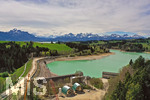 26.04.2019, Der Stausee Forggensee bei Fssen im Allgu. Der Stausee ist derzeit wenig mit Wasser gefllt, der Staudamm links im Bild bei Rosshaupten musste repariert werden, nun sind die Reparaturarbeiten fertiggestellt und der See wird wieder mit Wasser vom Lech aufgefllt.