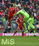 04.05.2019, Fussball 1. Bundesliga 2018/2019, 32. Spieltag, FC Bayern Mnchen - Hannover 96, in der Allianz Arena Mnchen. v.l. Thiago (FC Bayern Mnchen) gegen Jonathas (Hannover 96) 

 
