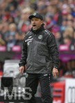 04.05.2019, Fussball 1. Bundesliga 2018/2019, 32. Spieltag, FC Bayern Mnchen - Hannover 96, in der Allianz Arena Mnchen. Trainer Thomas Doll (Hannover 96) in Rage.

 
