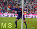 04.05.2019, Fussball 1. Bundesliga 2018/2019, 32. Spieltag, FC Bayern Mnchen - Hannover 96, in der Allianz Arena Mnchen. Torwart Michael Esser (Hannover 96) gibt Anweisungen.

 

