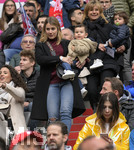 04.05.2019, Fussball 1. Bundesliga 2018/2019, 32. Spieltag, FC Bayern Mnchen - Hannover 96, in der Allianz Arena Mnchen. Julia Vigas, Frau von Thiago (FC Bayern Mnchen) mit Sohn auf dem Arm.

 
