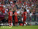 18.05.2019, Fussball 1. Bundesliga 2018/2019, 34. Spieltag, FC Bayern Mnchen - Eintracht Frankfurt, in der Allianz-Arena Mnchen. Franck Ribery (li, FC Bayern Mnchen) wird fr Kingsley Coman (Bayern Mnchen) eingewechselt

 
