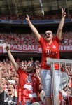 18.05.2019, Fussball 1. Bundesliga 2018/2019, 34. Spieltag, FC Bayern Mnchen - Eintracht Frankfurt, in der Allianz-Arena Mnchen. Bayernfans feiern ihre Mannschaft.

 
