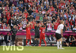 18.05.2019, Fussball 1. Bundesliga 2018/2019, 34. Spieltag, FC Bayern Mnchen - Eintracht Frankfurt, in der Allianz-Arena Mnchen. v.li: Arjen Robben (FC Bayern Mnchen) kommt fr Serge Gnabry (FC Bayern Mnchen) ins Spiel.

 
