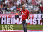 18.05.2019, Fussball 1. Bundesliga 2018/2019, 34. Spieltag, FC Bayern Mnchen - Eintracht Frankfurt, in der Allianz-Arena Mnchen. Stadionsprecher Stephan Lehmann auf dem Rasen am Mikrofon.

 
