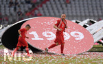 18.05.2019, Fussball 1. Bundesliga 2018/2019, 34. Spieltag, FC Bayern Mnchen - Eintracht Frankfurt, in der Allianz-Arena Mnchen. Franck Ribery (FC Bayern Mnchen) spielt mit seinem Sohn Fuball.

 
