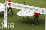 18.05.2019, Fussball 1. Bundesliga 2018/2019, 34. Spieltag, FC Bayern Mnchen - Eintracht Frankfurt, in der Allianz-Arena Mnchen.  Die Zeremonie fr die Siegerehrung des Meisters wird hergerichtet.

 
