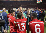 25.05.2019, Fussball DFB-Pokalfinale 2019, RB Leipzig - FC Bayern Mnchen, im Olympiastadion Berlin,  Vor der Siegerehrung, Rafinha (FC Bayern Mnchen) herzt Torwart Manuel Neuer (FC Bayern Mnchen).

 

