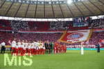 25.05.2019, Fussball DFB-Pokalfinale 2019, RB Leipzig - FC Bayern Mnchen, im Olympiastadion Berlin,  Aufstellung der beiden Mannschaften vor Spielbeginn, hinten die Fanchoreografie der Bayernfans. 

 
