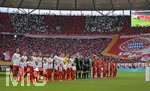 25.05.2019, Fussball DFB-Pokalfinale 2019, RB Leipzig - FC Bayern Mnchen, im Olympiastadion Berlin,  Aufstellung der beiden Mannschaften vor Spielbeginn, hinten die Fanchoreografie der Bayernfans.

 
