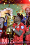 25.05.2019, Fussball DFB-Pokalfinale 2019, RB Leipzig - FC Bayern Mnchen, im Olympiastadion Berlin, der FC Bayern Mnchen feiert den Gewinn des DFB Pokal, David Alaba (FC Bayern Mnchen) ksst den Pokal.

 
