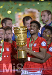 25.05.2019, Fussball DFB-Pokalfinale 2019, RB Leipzig - FC Bayern Mnchen, im Olympiastadion Berlin, der FC Bayern Mnchen feiert den Gewinn des DFB Pokal, Kingsley Coman (Bayern Mnchen) stemmt den Pokal.

 
