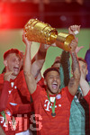 25.05.2019, Fussball DFB-Pokalfinale 2019, RB Leipzig - FC Bayern Mnchen, im Olympiastadion Berlin, der FC Bayern Mnchen feiert den Gewinn des DFB Pokal, Corentin Tolisso (FC Bayern Mnchen) stemmt den Pokal.

 
