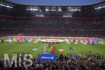 16.08.2019, Fussball 1. Bundesliga 2019/2020, 1.Spieltag, FC Bayern Mnchen - Hertha BSC Berlin, in der Allianzarena Mnchen. Erffnungszeremonie, die Logos der teilnehmenden Vereine auf den Wrfeln. Beide Mannschaften laufen ein.

