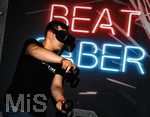 22.08.2019, Videospielemesse gamescom Kln. Jemand spielt Beat Saber auf der VR-Brille Oculus Quest.