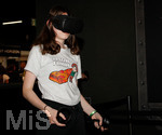 22.08.2019, Videospielemesse gamescom Kln. Ein Mdchen mit VR-Brille Oculus Quest.