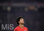 06.11.2019, Fussball UEFA Champions League 2019/2020, Gruppenphase, 4.Spieltag, FC Bayern Mnchen - Olympiakos Pirus, in der Allianz-Arena Mnchen, Serge Gnabry (FC Bayern Mnchen) schaut nach oben.



