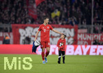 09.11.2019, Fussball 1. Bundesliga 2019/2020, 11.Spieltag, FC Bayern Mnchen - Borussia Dortmund, in der Allianz-Arena Mnchen. nach dem Spiel, Ivan Perisic (FC Bayern Mnchen) mit seinem Sohn.


