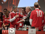 15.11.2019, Fussball 1. Bundesliga 2019/2020,  FC Bayern Mnchen, Jahreshauptversammlung 2019 in der Olympiahalle Mnchen, Herbert Hainer (li, Prsident, FC Bayern Mnchen) gratuliert Ex-Prsident Uli Hoeness (FC Bayern) zu seiner Ernennung zum Ehrenprsidenten.

 
