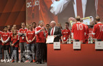15.11.2019, Fussball 1. Bundesliga 2019/2020,  FC Bayern Mnchen, Jahreshauptversammlung 2019 in der Olympiahalle Mnchen, Prsident  Herbert Hainer (Prsident, FC Bayern Mnchen) gratuliert Ex-Prsident Uli Hoeness (FC Bayern) zu seiner Ernennung zum Ehrenprsidenten.

 
