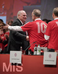 15.11.2019, Fussball 1. Bundesliga 2019/2020,  FC Bayern Mnchen, Jahreshauptversammlung 2019 in der Olympiahalle Mnchen, re: Vorstandsvorsitzender Karl-Heinz Rummenigge (FC Bayern Mnchen) gratuliert Ex-Prsident Uli Hoeness (FC Bayern) zu seiner Ernennung zum Ehrenprsidenten.

 
