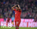 30.11.2019, Fussball 1. Bundesliga 2019/2020, 13.Spieltag, FC Bayern Mnchen - Bayer 04 Leverkusen, in der Allianz-Arena Mnchen. Serge Gnabry (FC Bayern Mnchen) rauft sich unzufrieden die Haare.


