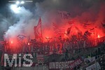 17.12.2019, Fussball 1. Bundesliga 2019/2020, 16.Spieltag, FC Augsburg - Fortuna Dsseldorf, in der WWK-Arena Augsburg,  Dsseldorfer Fans znden Pyrotechnik in ihrem Block.


