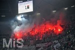 17.12.2019, Fussball 1. Bundesliga 2019/2020, 16.Spieltag, FC Augsburg - Fortuna Dsseldorf, in der WWK-Arena Augsburg,  Dsseldorfer Fans znden Pyrotechnik in ihrem Block.


