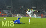 17.12.2019, Fussball 1. Bundesliga 2019/2020, 16.Spieltag, FC Augsburg - Fortuna Dsseldorf, in der WWK-Arena Augsburg,  v.li: Torwart Steffen Zackary (Dsseldorf) gegen Florian Niederlechner (FC Augsburg).


