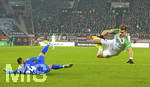 17.12.2019, Fussball 1. Bundesliga 2019/2020, 16.Spieltag, FC Augsburg - Fortuna Dsseldorf, in der WWK-Arena Augsburg,  v.li: Torwart Steffen Zackary (Dsseldorf) gegen Florian Niederlechner (FC Augsburg).


