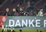 17.12.2019, Fussball 1. Bundesliga 2019/2020, 16.Spieltag, FC Augsburg - Fortuna Dsseldorf, in der WWK-Arena Augsburg,  Die FCA-Spieler bedanken sich bei den fans mit einem Spruchband und wnschen Frohe Weihnachten. mitte: Trainer Martin Schmidt (FC Augsburg).


