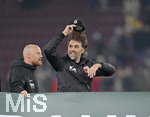 17.12.2019, Fussball 1. Bundesliga 2019/2020, 16.Spieltag, FC Augsburg - Fortuna Dsseldorf, in der WWK-Arena Augsburg,  Die FCA-Spieler bedanken sich bei den fans mit einem Spruchband und wnschen Frohe Weihnachten. re: Trainer Martin Schmidt (FC Augsburg).


