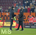 17.12.2019, Fussball 1. Bundesliga 2019/2020, 16.Spieltag, FC Augsburg - Fortuna Dsseldorf, in der WWK-Arena Augsburg,  Nach dem Spiel, v.li: Trainer Martin Schmidt (FC Augsburg) mit Trainer Friedhelm Funkel (Dsseldorf) im Gesprch.


