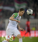 17.12.2019, Fussball 1. Bundesliga 2019/2020, 16.Spieltag, FC Augsburg - Fortuna Dsseldorf, in der WWK-Arena Augsburg, Jeffrey Gouweleeuw (FC Augsburg) fixiert den Ball.


