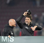 17.12.2019, Fussball 1. Bundesliga 2019/2020, 16.Spieltag, FC Augsburg - Fortuna Dsseldorf, in der WWK-Arena Augsburg, DIe FCA-Spieler bedanken sich bei ihren Fans mit einem Spruchband fr die tolle Untersttzung. re: Trainer Martin Schmidt (FC Augsburg) fliegen die Haare.

