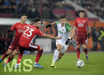 17.12.2019, Fussball 1. Bundesliga 2019/2020, 16.Spieltag, FC Augsburg - Fortuna Dsseldorf, in der WWK-Arena Augsburg, v.li: Niko Gieelmann (Dsseldorf) gegen Florian Niederlechner (FC Augsburg).


