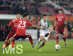 17.12.2019, Fussball 1. Bundesliga 2019/2020, 16.Spieltag, FC Augsburg - Fortuna Dsseldorf, in der WWK-Arena Augsburg, v.li: Niko Gieelmann (Dsseldorf) gegen Florian Niederlechner (FC Augsburg).


