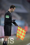 17.12.2019, Fussball 1. Bundesliga 2019/2020, 16.Spieltag, FC Augsburg - Fortuna Dsseldorf, in der WWK-Arena Augsburg, Schiedsrichterassistent mit seiner Fahne.


