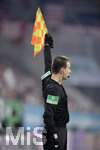 17.12.2019, Fussball 1. Bundesliga 2019/2020, 16.Spieltag, FC Augsburg - Fortuna Dsseldorf, in der WWK-Arena Augsburg, Schiedsrichterassistent winkt mit seiner Fahne.


