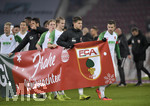 17.12.2019, Fussball 1. Bundesliga 2019/2020, 16.Spieltag, FC Augsburg - Fortuna Dsseldorf, in der WWK-Arena Augsburg, DIe FCA-Spieler bedanken sich bei ihren Fans mit einem Spruchband fr die tolle Untersttzung. v.re:  Daniel Baier (FC Augsburg), Florian Niederlechner (FC Augsburg), Jeffrey Gouweleeuw (FC Augsburg).

