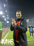 17.12.2019, Fussball 1. Bundesliga 2019/2020, 16.Spieltag, FC Augsburg - Fortuna Dsseldorf, in der WWK-Arena Augsburg, Torwart Andreas Luthe (FC Augsburg) nach dem Spiel bei den Fans.


