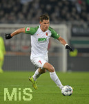 17.12.2019, Fussball 1. Bundesliga 2019/2020, 16.Spieltag, FC Augsburg - Fortuna Dsseldorf, in der WWK-Arena Augsburg,  Florian Niederlechner (FC Augsburg) am Ball.


