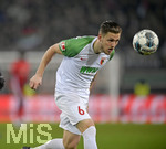 17.12.2019, Fussball 1. Bundesliga 2019/2020, 16.Spieltag, FC Augsburg - Fortuna Dsseldorf, in der WWK-Arena Augsburg, Jeffrey Gouweleeuw (FC Augsburg) fixiert den Ball.


