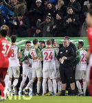 17.12.2019, Fussball 1. Bundesliga 2019/2020, 16.Spieltag, FC Augsburg - Fortuna Dsseldorf, in der WWK-Arena Augsburg, Torjubel Augsburg, Stephan Lichtsteiner (FC Augsburg) bei Trainer Martin Schmidt (FC Augsburg).


