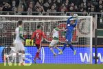 17.12.2019, Fussball 1. Bundesliga 2019/2020, 16.Spieltag, FC Augsburg - Fortuna Dsseldorf, in der WWK-Arena Augsburg, re: Torwart Steffen Zackary (Dsseldorf) hat den Ball.


