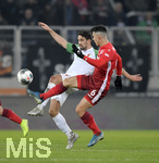 17.12.2019, Fussball 1. Bundesliga 2019/2020, 16.Spieltag, FC Augsburg - Fortuna Dsseldorf, in der WWK-Arena Augsburg,  v.li: Rani Khedira (FC Augsburg) gegen Alfredo Morales (Dsseldorf).


