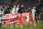 17.12.2019, Fussball 1. Bundesliga 2019/2020, 16.Spieltag, FC Augsburg - Fortuna Dsseldorf, in der WWK-Arena Augsburg, DIe FCA-Spieler bedanken sich bei ihren Fans mit einem Spruchband fr die tolle Untersttzung. v.re:  Daniel Baier (FC Augsburg), Florian Niederlechner (FC Augsburg), Jeffrey Gouweleeuw (FC Augsburg).

